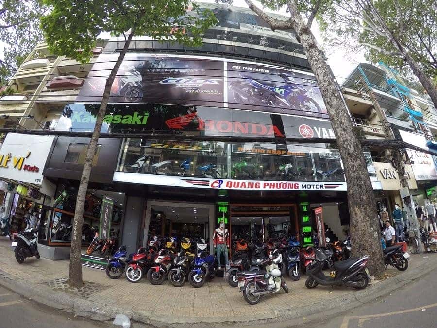 Không gian trưng bày xe máy nhập khẩu tại cửa hàng Quang Phương ở Sài Gòn.