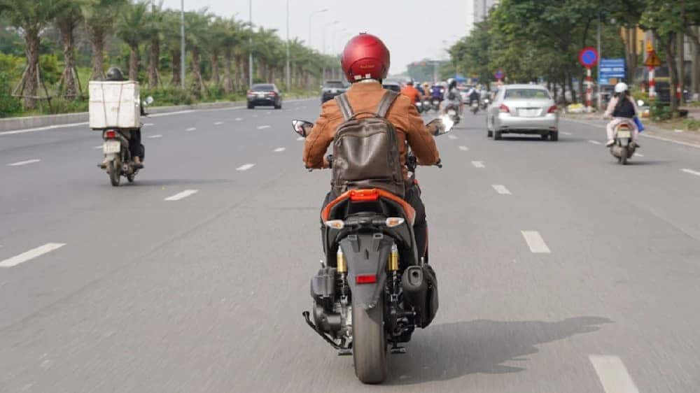 Khu vực gửi xe máy rộng rãi tại bến xe An Sương, phục vụ hành khách đi lại bằng phương tiện cá nhân.