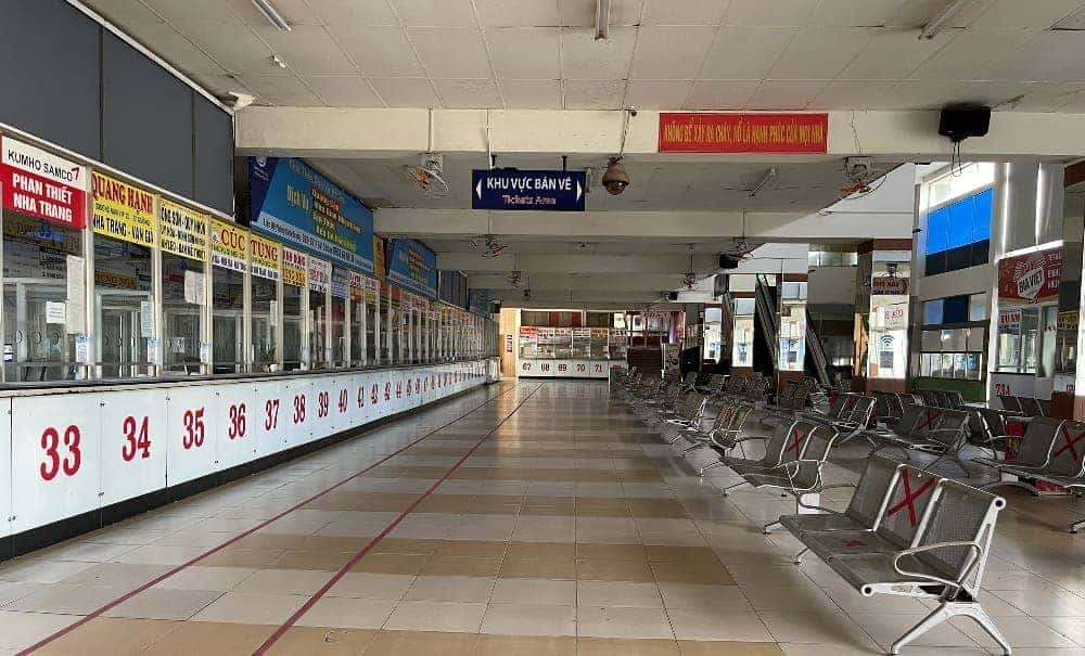 Khu vực phòng vé rộng rãi, khang trang tại bến xe An Sương, nơi hành khách làm thủ tục mua vé thuận tiện.