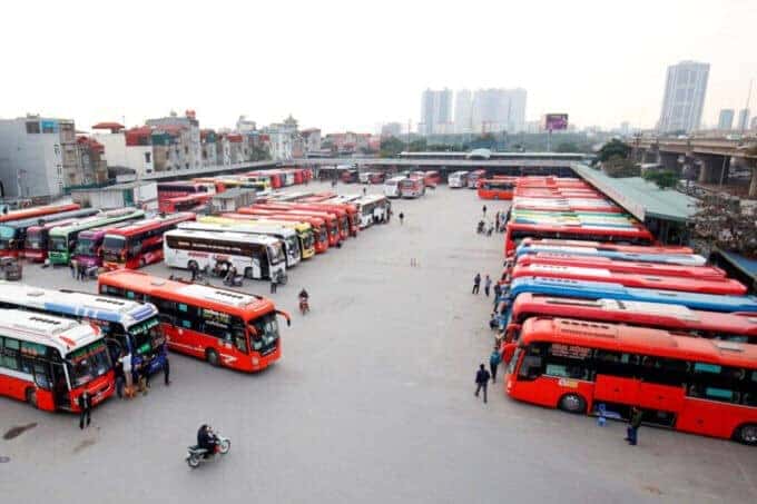 Khu vực sảnh chờ và nhà xe tại bến xe Nước Ngầm Hà Nội