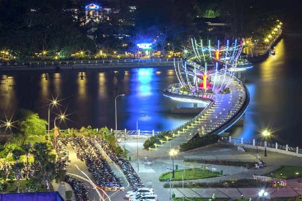 Khung cảnh buổi tối lung linh tại cầu đi bộ Cần Thơ