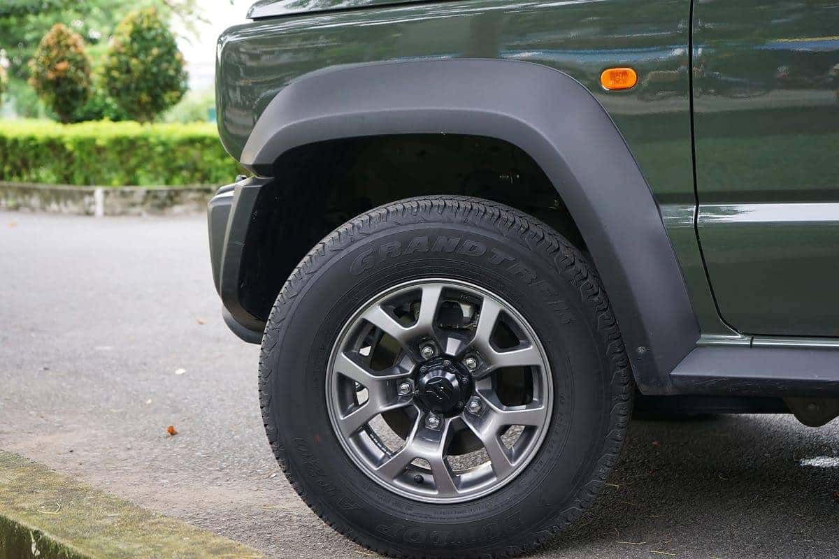 Kích thước tổng thể và lốp dự phòng đặc trưng của Suzuki Jimny 5 cửa