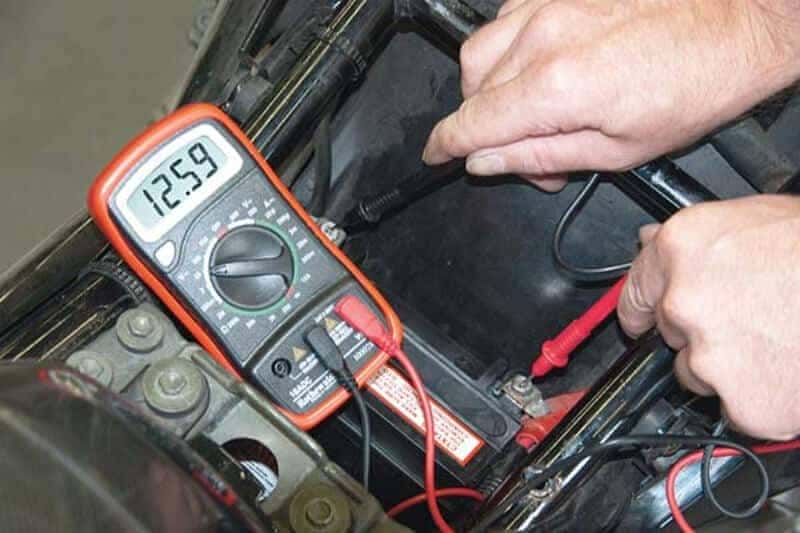 Kỹ thuật viên kiểm tra cục IC xe máy chính hãng và hàng giả