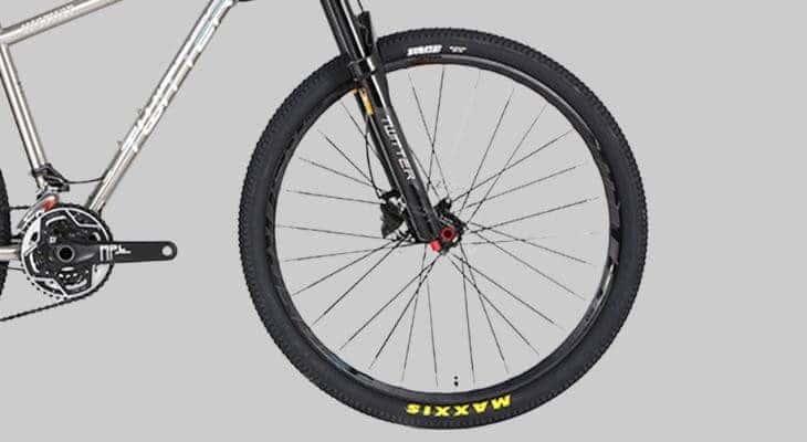 Lốp xe đạp Twitter Maxxis với gai nhỏ bám đường tốt, chống trơn trượt