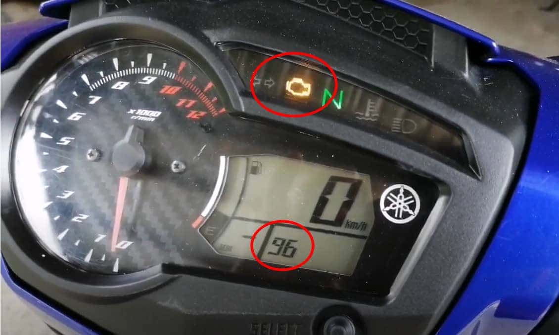 Mã lỗi động cơ hiển thị trực tiếp trên màn hình đồng hồ xe Yamaha.