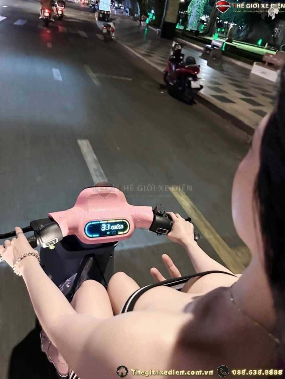 Mặt đồng hồ điện tử hiển thị thông số chi tiết trên xe điện K1 Dylexe.