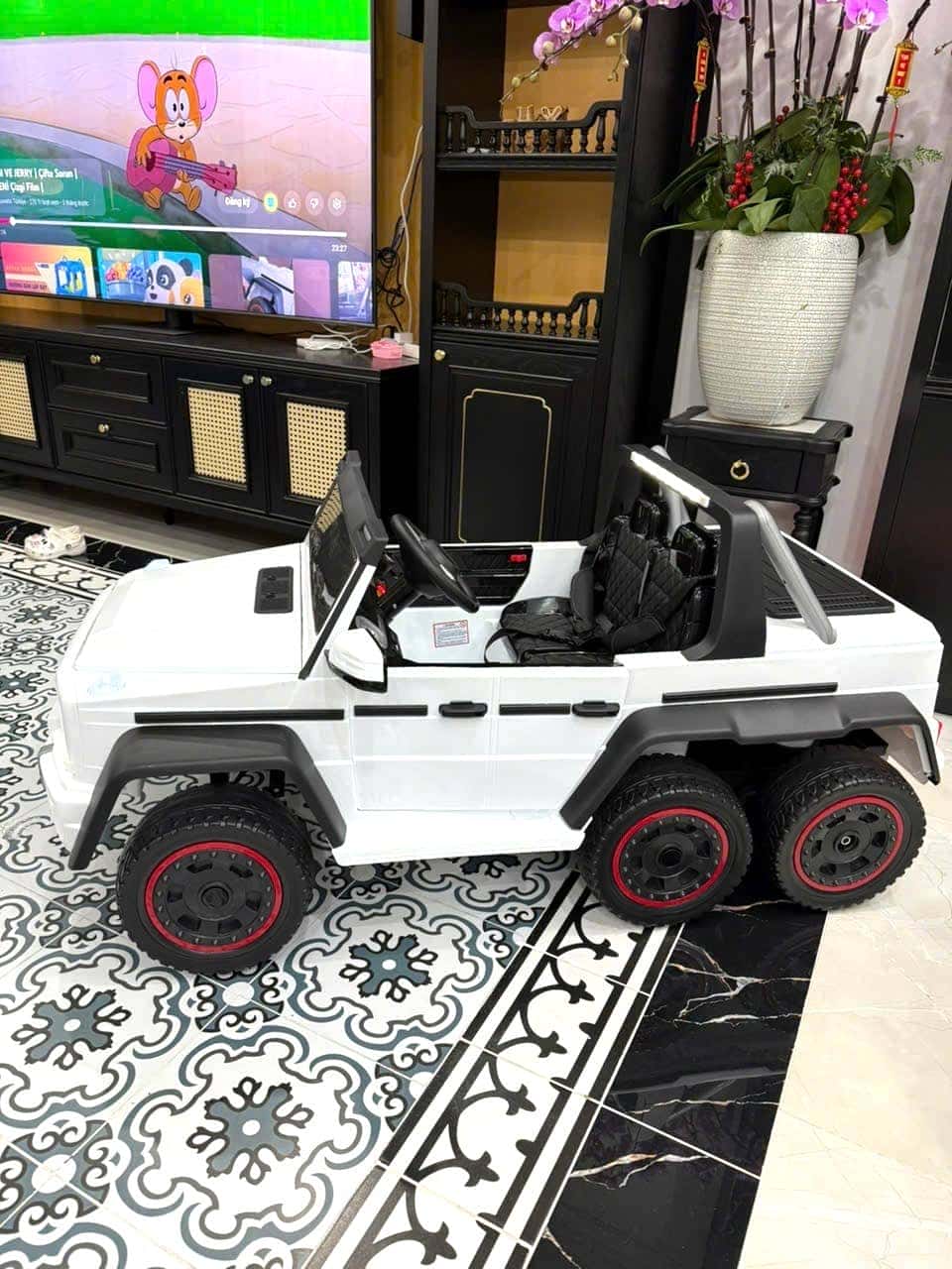 Mẫu xe ô tô điện trẻ em BBT-3939 với 6 động cơ mạnh mẽ và tải trọng 100kg