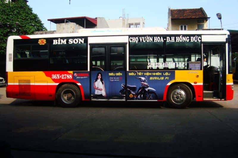 Một chiếc xe buýt hiện đại đang chạy trên đường phố Thanh Hóa