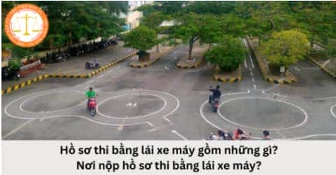 Một người đang thực hiện bài thi thực hành bằng lái xe máy tại sân sát hạch