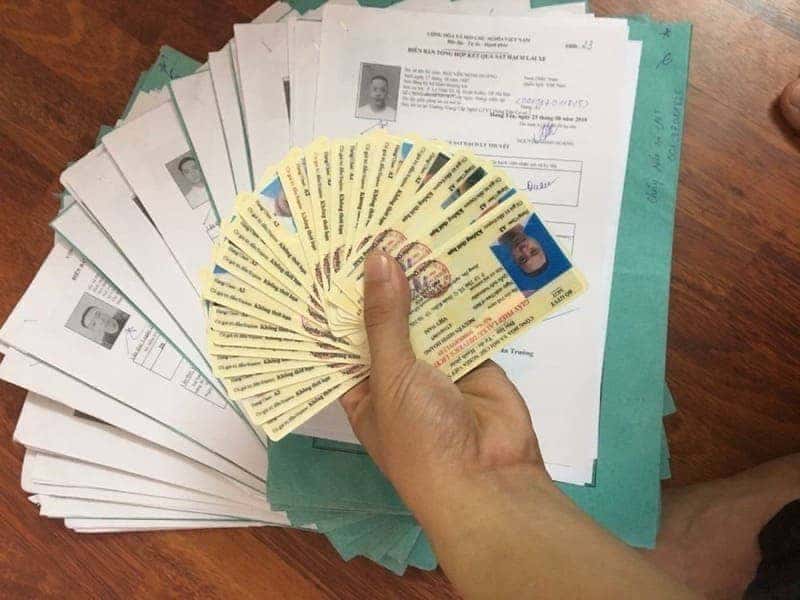 Một người trẻ đang tham gia sát hạch thực hành để lấy bằng lái xe máy, minh họa cho quy trình học bằng lái xe máy mất bao lâu.