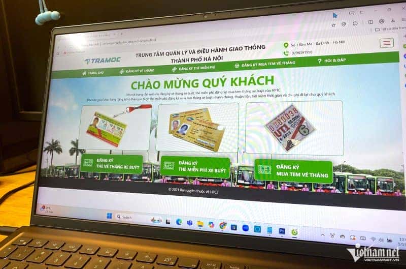 Người cao tuổi đăng ký thẻ xe buýt miễn phí qua mạng tại Hà Nội