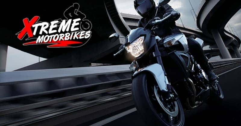 Người chơi điều khiển xe độ Xtreme Motorbikes trên đường thành phố