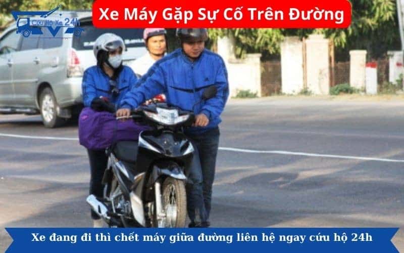 Người dân dắt xe máy bị hỏng giữa đường tại Hà Nội chờ cứu hộ.