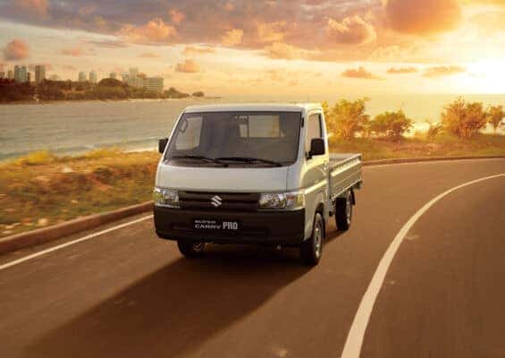Người đàn ông đang kiểm tra lốp xe tải