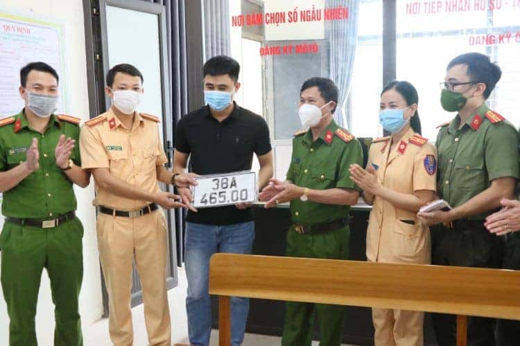 Người dân thực hiện thủ tục bấm biển số xe máy Hà Nội tại cơ quan chức năng