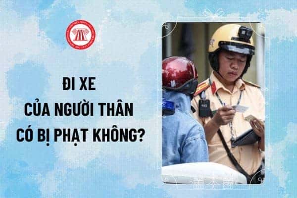 Người điều khiển xe máy đang được CSGT kiểm tra giấy tờ, minh họa việc đi xe của người thân có bị phạt không 2025.