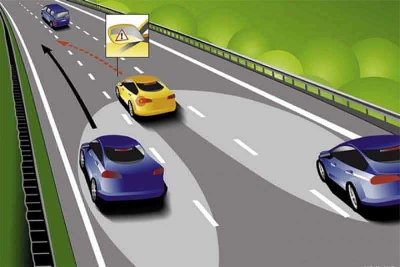 Người lái xe máy cần bật xi nhan khi chuyển làn đường