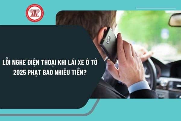 Người lái xe ô tô sử dụng điện thoại di động trong khi điều khiển xe, tiềm ẩn rủi ro giao thông
