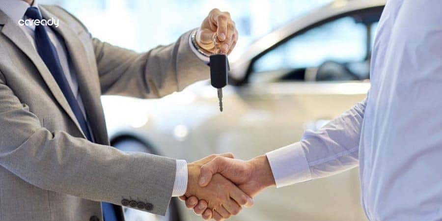 Người mua đang kiểm tra động cơ xe ô tô cũ cẩn thận, kinh nghiệm cần thiết khi mua xe cũ giá từ 200 triệu đến 300 triệu đồng.