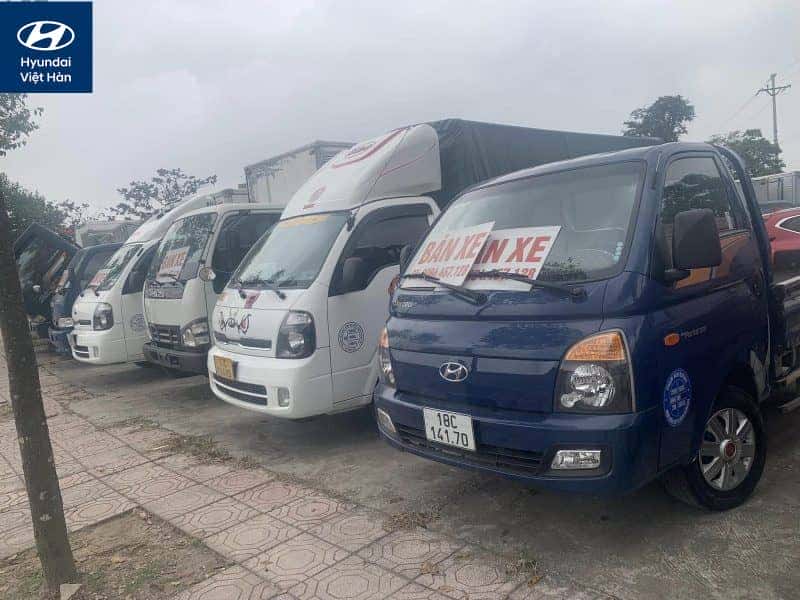 Người mua đang kiểm tra xe tải cũ để mua bán tại Thái Bình