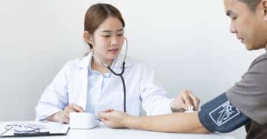 Người tài xế đang kiểm tra thị lực trong quá trình khám sức khỏe đổi bằng lái xe tại cơ sở y tế.
