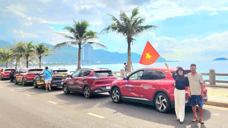 Người tiêu dùng trải nghiệm xe điện VinFast tại sự kiện