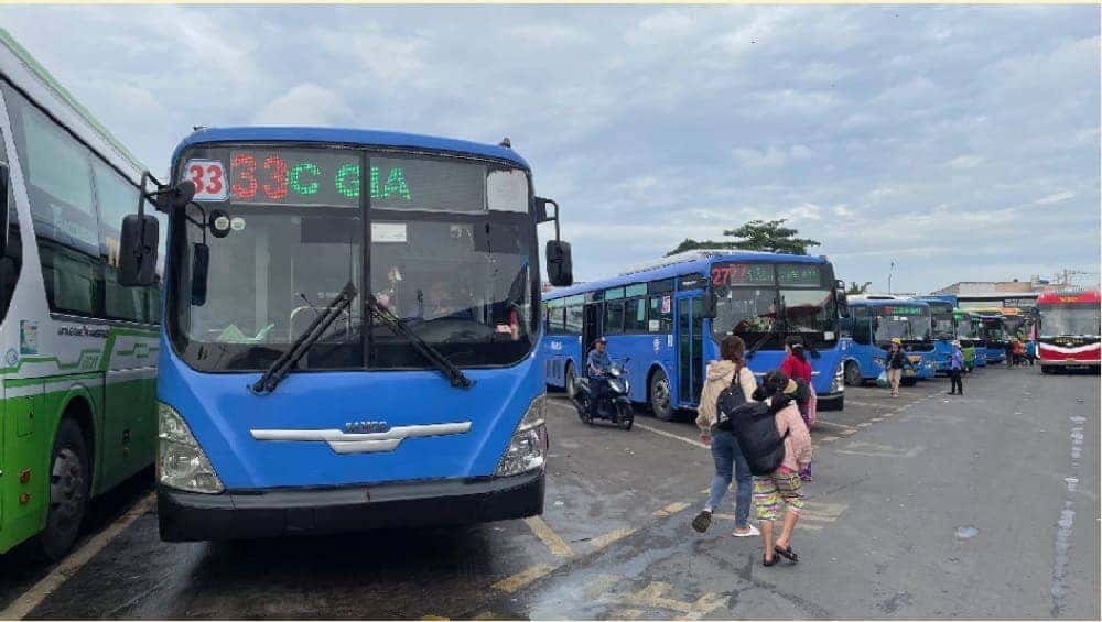 Những chiếc xe buýt tấp nập ra vào bến xe An Sương, minh họa sự nhộn nhịp của hoạt động vận tải công cộng.