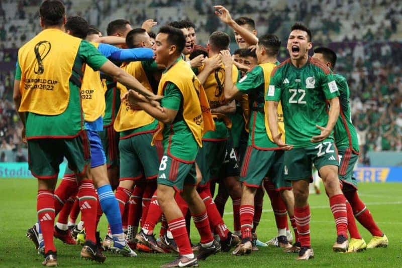 Niềm vui ghi bàn của cầu thủ Mexico trong trận đấu quyết định với Ả Rập Xê Út