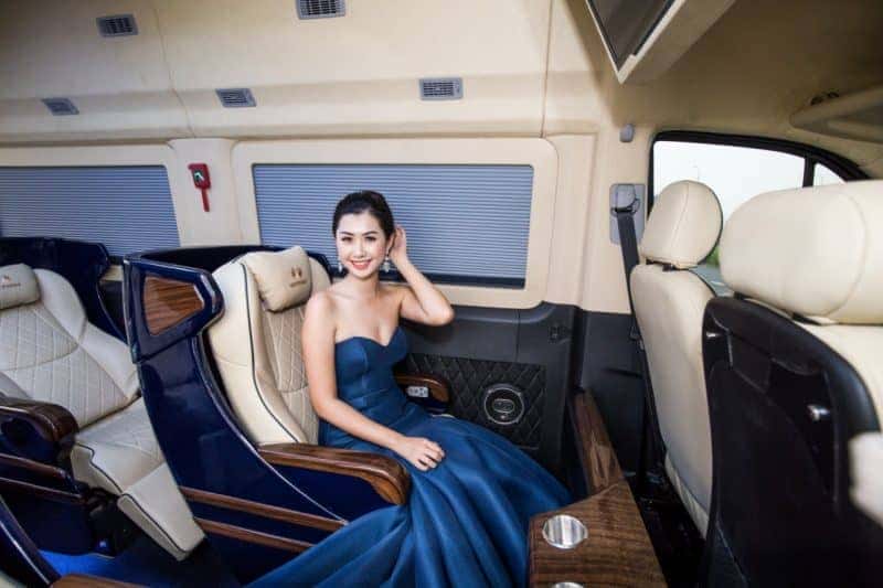 Nội thất sang trọng của một chiếc xe limousine, với ghế da êm ái và không gian rộng rãi, lý tưởng cho hành trình Bình Dương Vũng Tàu.