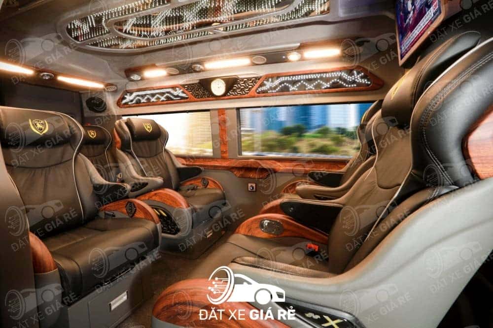 Nội thất sang trọng của xe limousine 7 chỗ