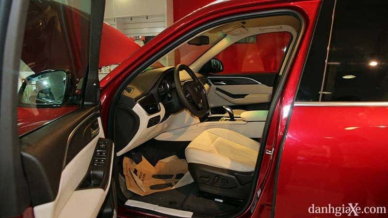 Nội thất VinFast Lux SA2.0 với màn hình cảm ứng trung tâm lớn