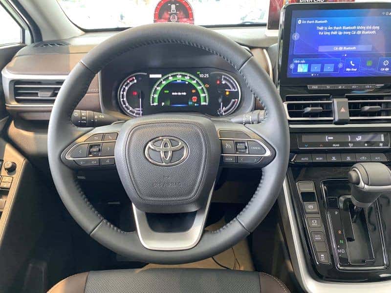 Nội thất xe Innova Cross 2024 phiên bản 2.0G với ghế lái chỉnh điện và vô lăng đa chức năng