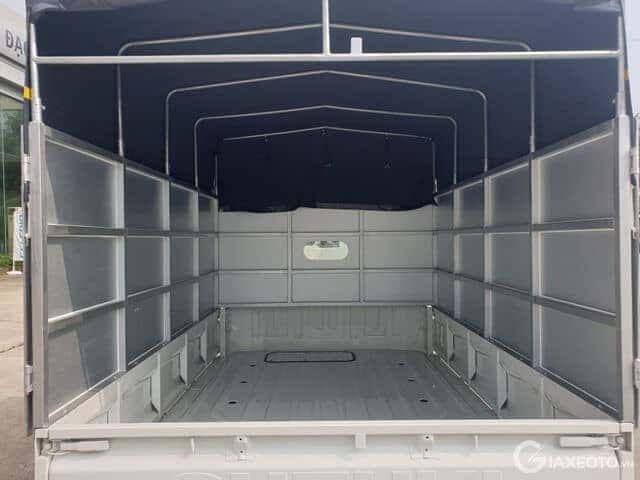 Nội thất xe tải với vô lăng và bảng điều khiển