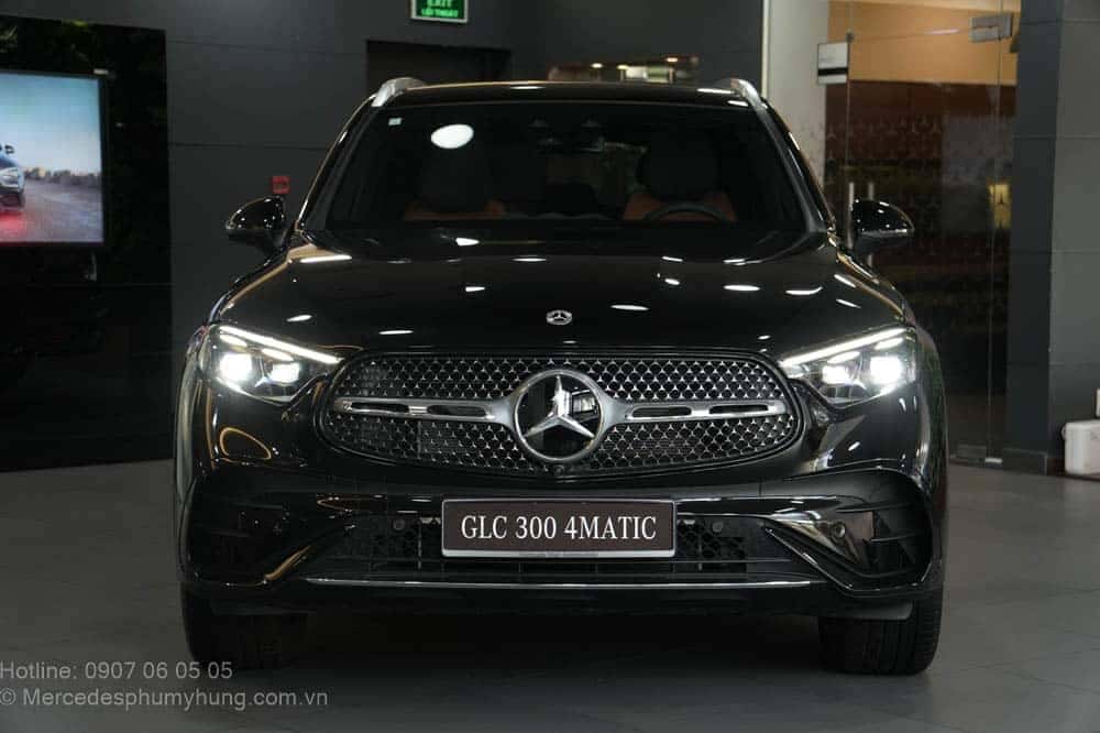 Phần đầu xe sang trọng của Mercedes GLC 300 4Matic, đánh giá giá xe Mercedes GLC 300