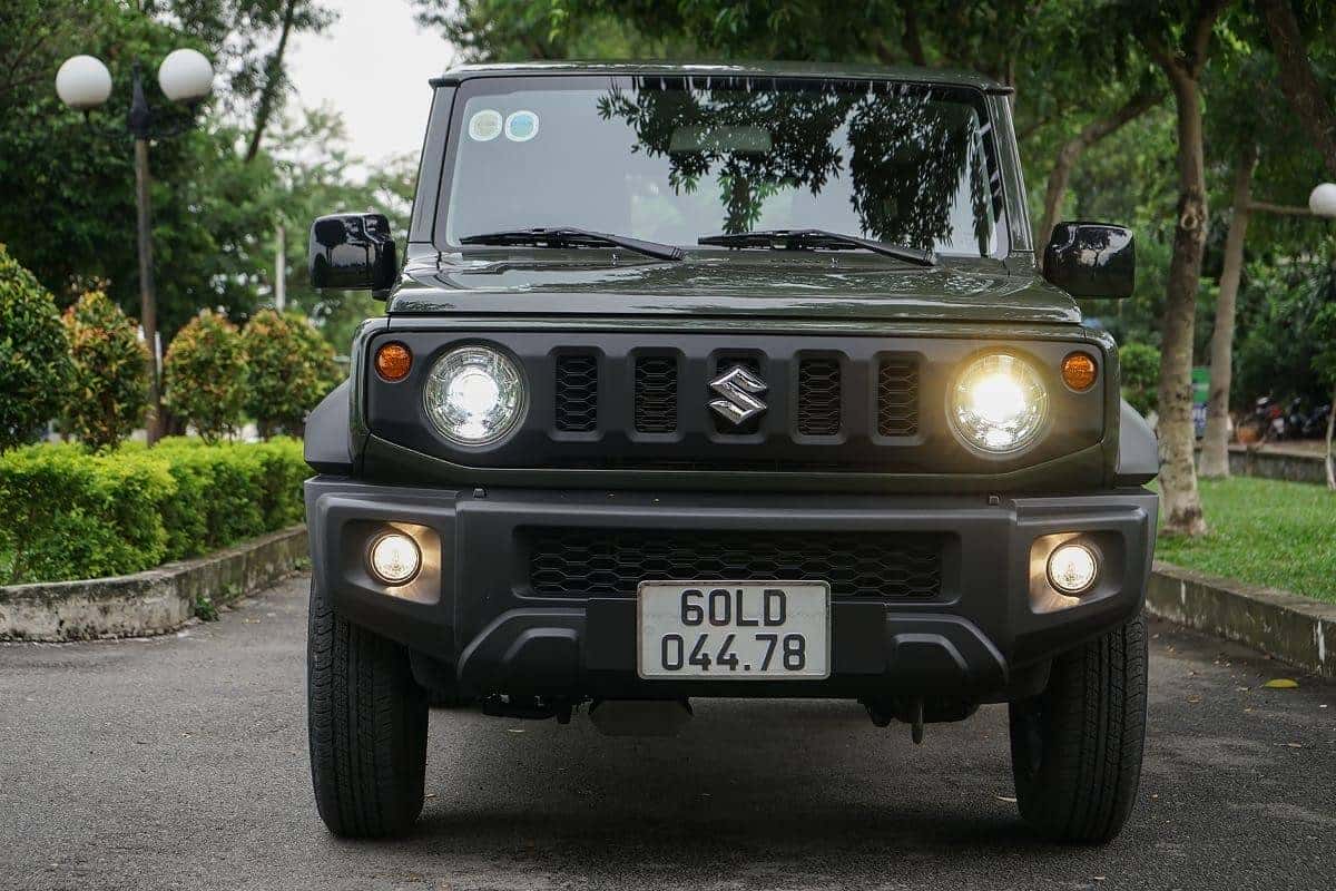 Phiên bản Suzuki Jimny Comford+ 5 cửa với vành hợp kim 15 inch