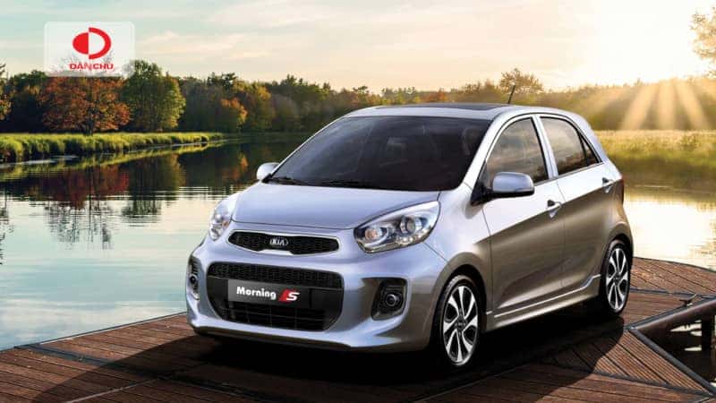 Phụ nữ hiện đại tự tin lái xe ô tô nhỏ gọn trong đô thị