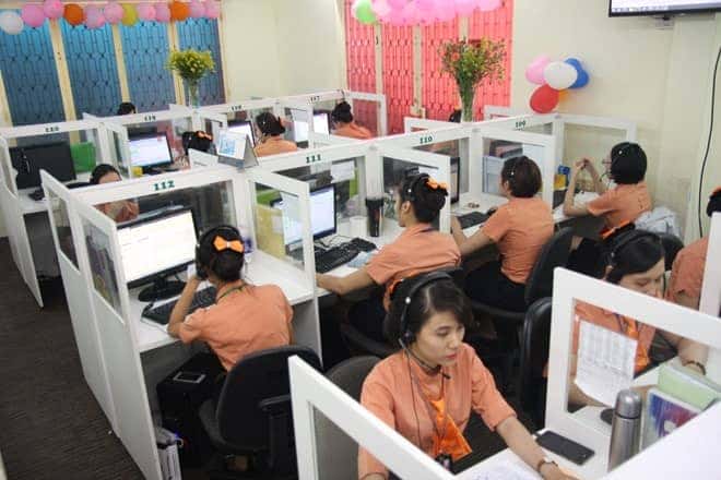 Phục vụ chu đáo trên xe khách Phương Trang