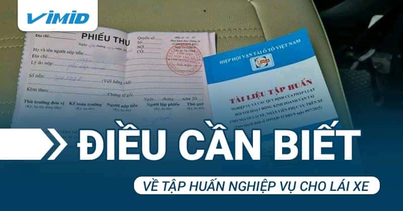 Tài xế nhận thẻ tập huấn nghiệp vụ lái xe sau khóa học