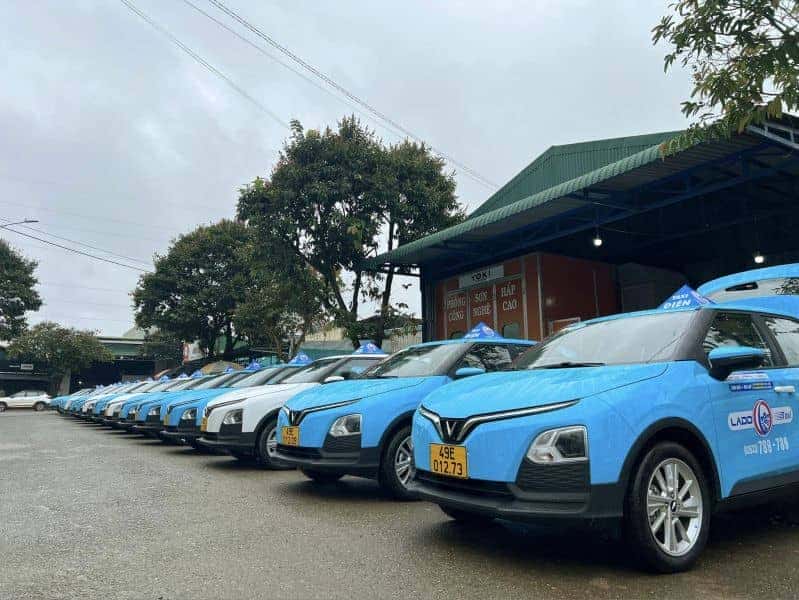 Taxi đậu sẵn tại bến xe Đà Lạt, phương tiện tiện lợi cho hành khách