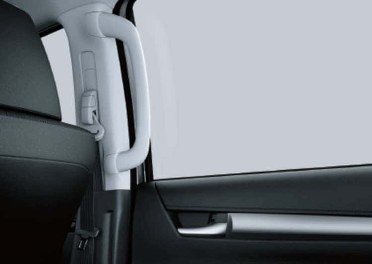 Tay vịn chắc chắn hỗ trợ người lái và hành khách lên xuống xe bán tải Hilux 2024