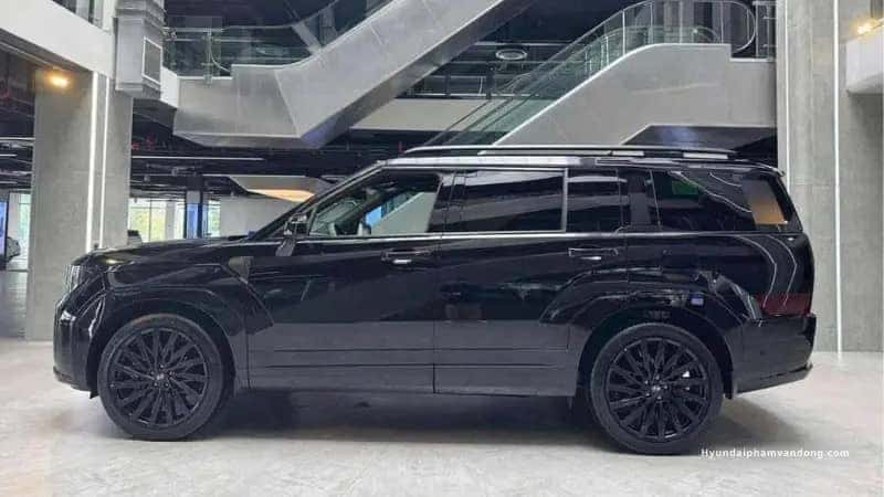 Thân xe góc cạnh của Santa Fe 2025