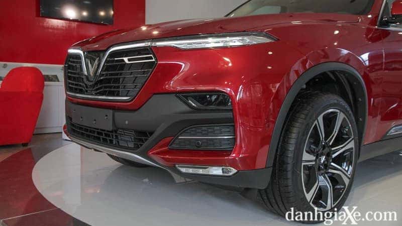 Thân xe VinFast Lux SA2.0 với bộ mâm hợp kim đa chấu lớn