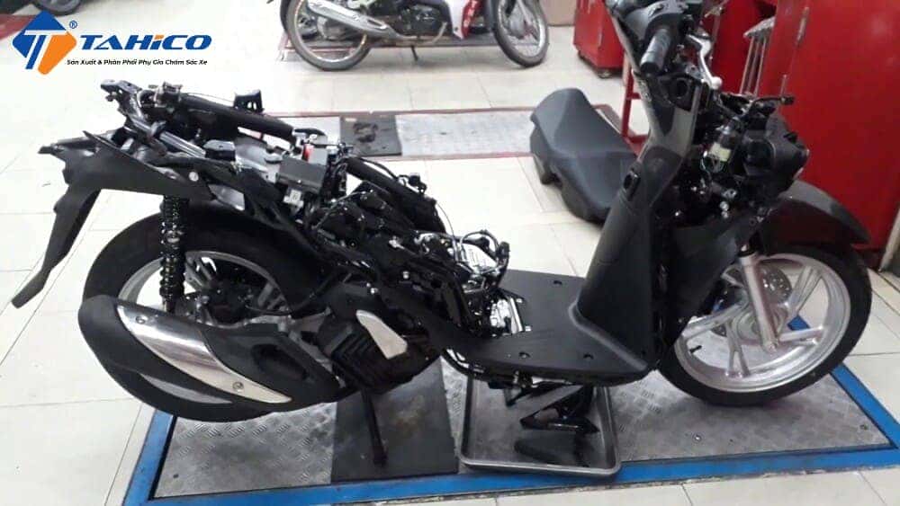 Tháo dàn áo để kiểm tra khung xe