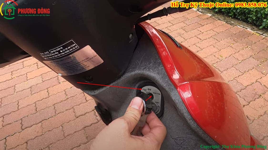 Thao tác mở cốp sau xe Lead bằng chìa khóa cơ