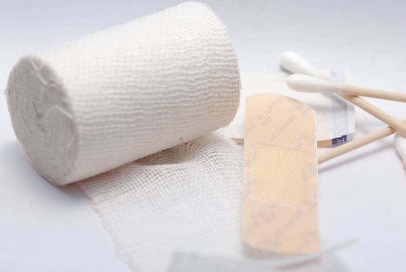 Thay băng và vệ sinh vết thương hàng ngày