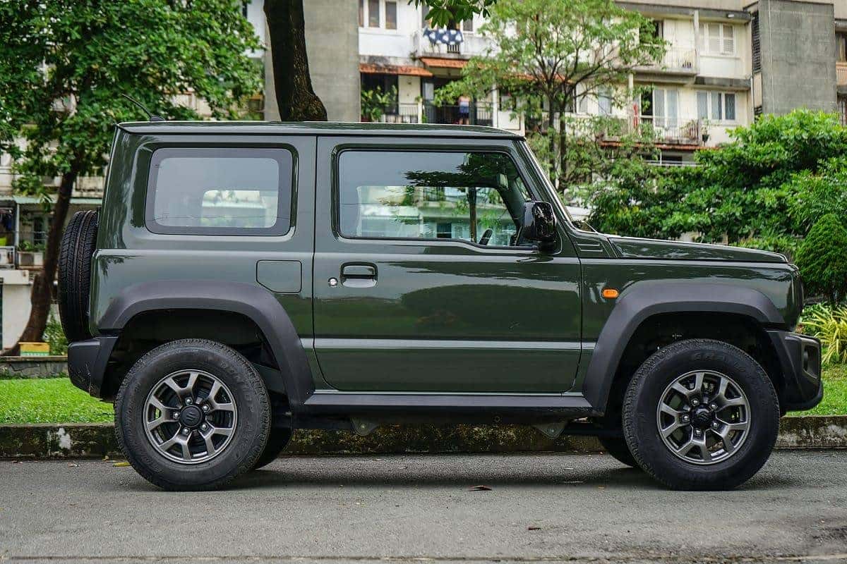 Thiết kế đèn pha và lưới tản nhiệt vuông vức trên xe Suzuki Jimny 5 cửa
