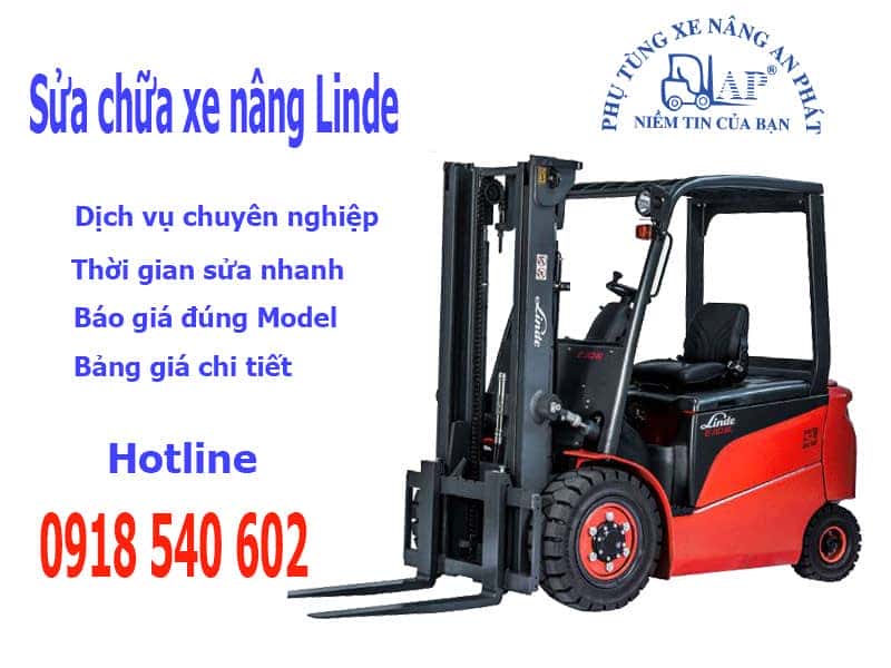 Thợ sửa chữa xe nâng Linde đang kiểm tra hệ thống