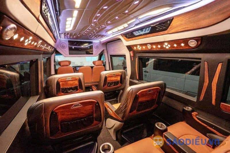 Tiện ích bên trong xe Limousine Hà Nội đi Vân Đồn với cổng sạc USB và màn hình giải trí