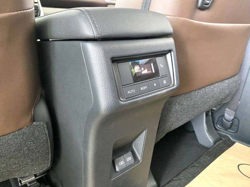 Tiện ích hàng ghế thứ hai trên Toyota Innova Cross 2024 bao gồm điều hòa và cổng sạc Type-C
