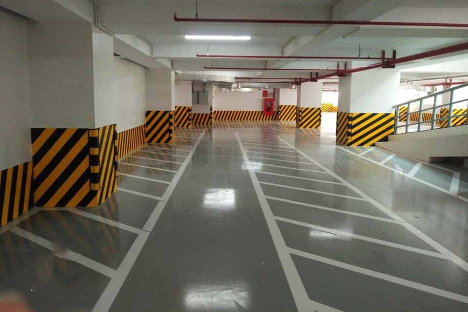 Toàn cảnh công trình thi công sơn kẻ vạch và vạch cảnh báo trong bãi đỗ xe